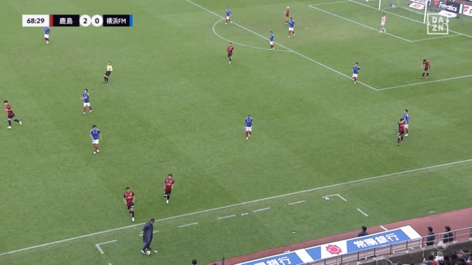 驚愕！51歳鹿島監督の“神トラップ”が話題沸騰「めっちゃ綺麗」「柔らかい」クリアボールを華麗にコントロールした瞬間 3枚目