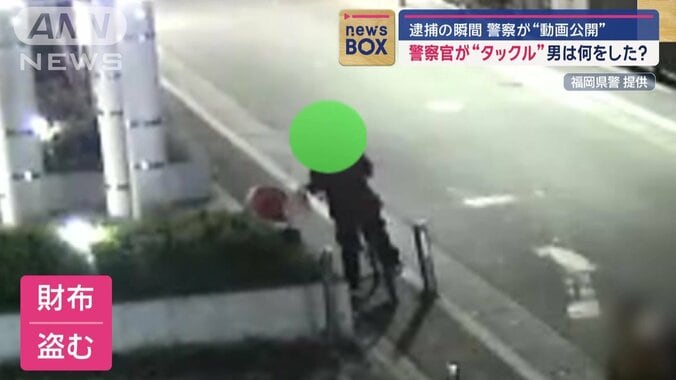 かばんを物色する自転車の男