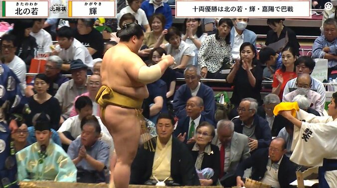 「ホンモノだ」「大御所おるやん」十両優勝決定“巴戦”に大物政治家が“鎮座” 圧倒的存在感にざわめき 4枚目