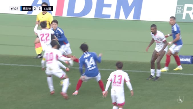 「厳しすぎる判定」セレッソ20歳DF、“微妙な接触”で退場処分…「ファウルかどうかも怪しい」「前半のいらんイエローが仇に」ファンは不満＆叱咤 3枚目