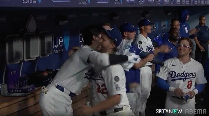 大谷翔平とカーショーが「マジでエモい」 劇的逆転3ラン直後、ベンチで抱き合う光景に「真のヒーロー」「最高だ」称賛やまず 3枚目