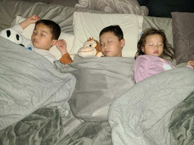  小原正子、子ども達が並んで寝ている姿を公開「たまらなく可愛い」「癒やされる」の声  1枚目