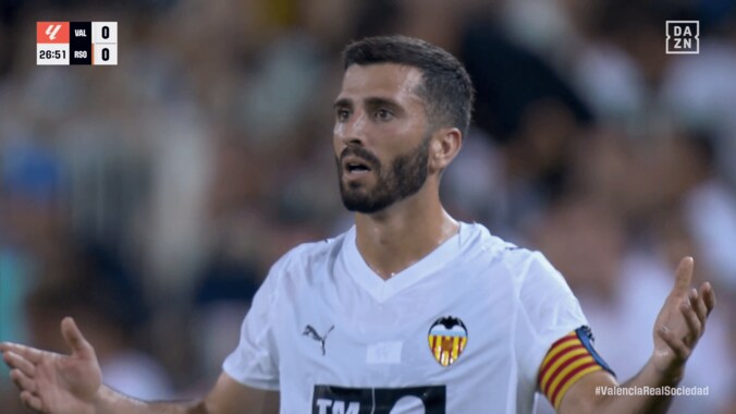 削りすぎだろ！ 久保建英が“後方から危険タックル”被害…「次やったらレッドカード」「マジで危ない」相手DFはイエローカードに不満顔 4枚目