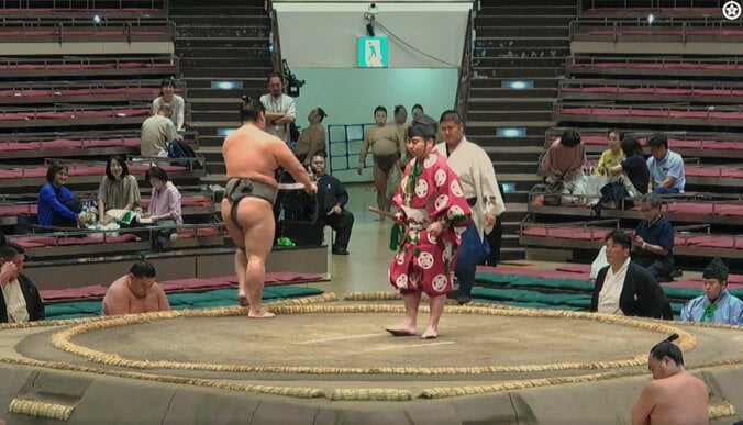 「え、鎮座してる」「えげつない存在感」大相撲、花道奥に“ただならぬ人影” 元人気力士の近影にファン騒然 2枚目