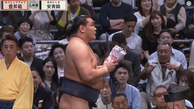 ものすごい懸賞金…豊昇龍、安青錦を“初撃破”で溢れんばかりの懸賞束に騒然 3枚目