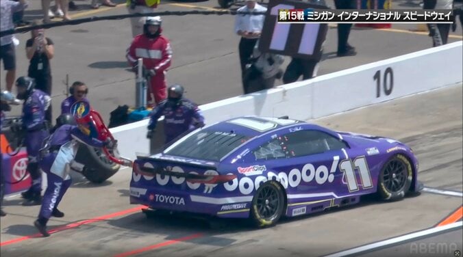 【写真・画像】ピットレーンをバックして自陣へ！ 「抜き忘れ」お騒がせ男のマシンに何か刺さっている！？　1枚目