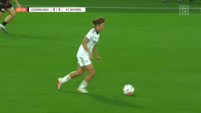 「お見事」バイエルン谷川萌々子の“30mスルーパス”が美しすぎる！決勝点プレアシストに騒然「ビビった」「素敵だね」 2枚目