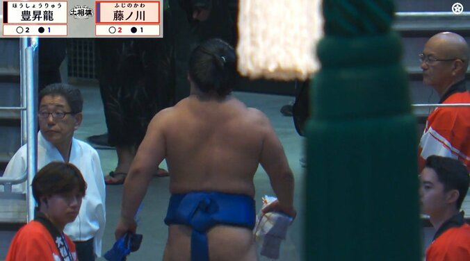 藤ノ川、花道奥で…カメラが捉えた“付け人も誇らしげ”な一コマに反響「付け人嬉しそう」「そりゃそうなるわ」 連日の横綱撃破&大量の懸賞束に 3枚目