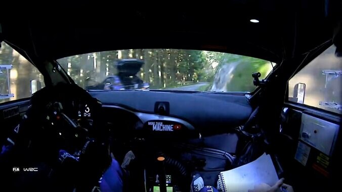 ラリージャパンで大クラッシュ 大破したマシンが物語る“衝撃”…掲げられた「OK」サイン、乗員は無事も再出走ならず激震 2枚目