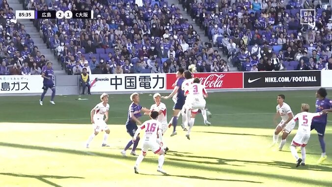 SNS沸騰！“ほぼ一直線”に飛ぶ鋭利な“30m級超高速ロングスロー”に衝撃「軌道やばいって」「まるでCK」「ロングスローは完全に戦術として確立した」 5枚目