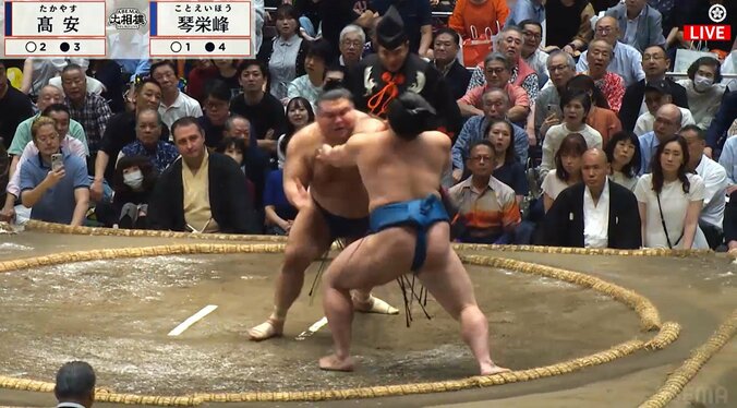「伯乃富士の神回避w」「瞬間移動してる」熱戦直後、土俵下でカメラが捉えた“光景”に反響続々「抜群の反射神経よ」 2枚目