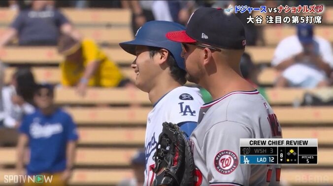 塁上で談笑する大谷