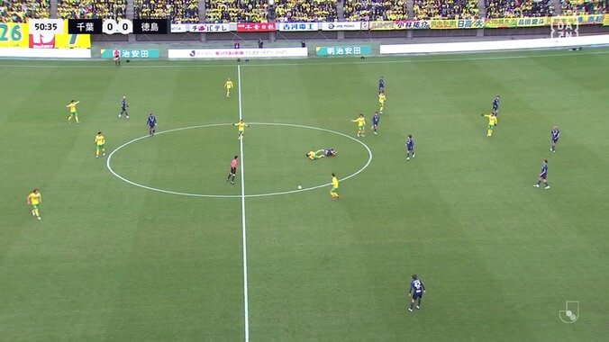 「辛いな」J2徳島主将、大一番で無念の負傷交代に号泣「悔しいだろうな」相手選手と激しい接触→足首を捻って立ち上がれず「もらい泣きしそう」 4枚目