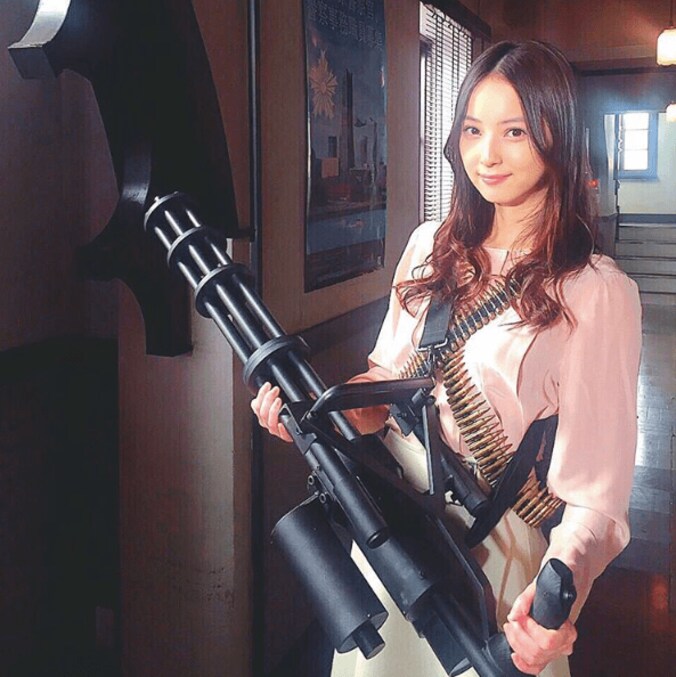 佐々木希がガトリング砲！？「撃たれたい」との声が殺到 2枚目