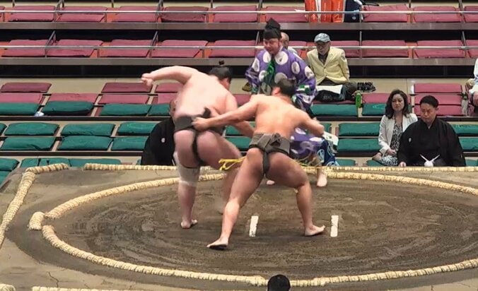 【写真・画像】「変形一本背負い」「すごいの出た」大相撲、巨漢力士が絶体絶命から“大技”で驚異の大逆転 館内騒然　1枚目