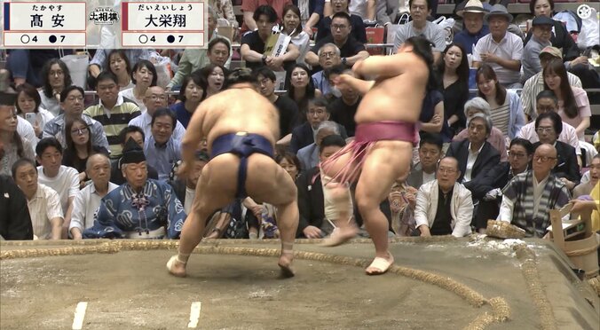 「片手でふっとばした」高安が“右手一本で”…衝撃の一コマ、大栄翔が「飛んでった」驚異の光景に驚きの声 4枚目