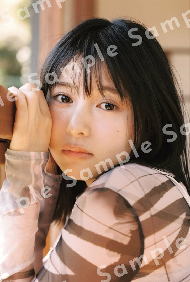 ＜タワーレコード＞熱海ロケのファーストカット。少し緊張した表情が美少女感を引き立てる