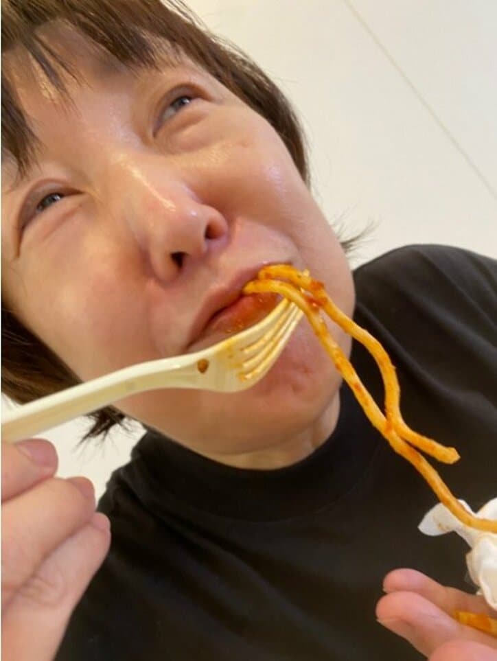 アレク、“食ってばっかり”な義母の姿「もう一杯食べてぇ～な～」