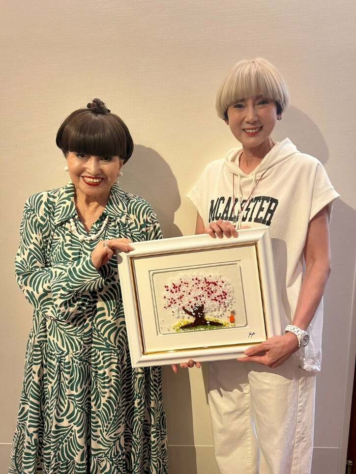 【写真・画像】秋野暢子、黒柳徹子へ手作りガラスの桜をプレゼント「徹子さんバージョンを贈りました」　1枚目