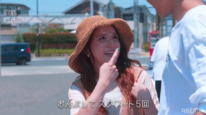 美脚あらわな川島海荷を年下夫がおんぶ！そのままスクワットで公開イチャイチャ『私たち結婚しました3』第7話