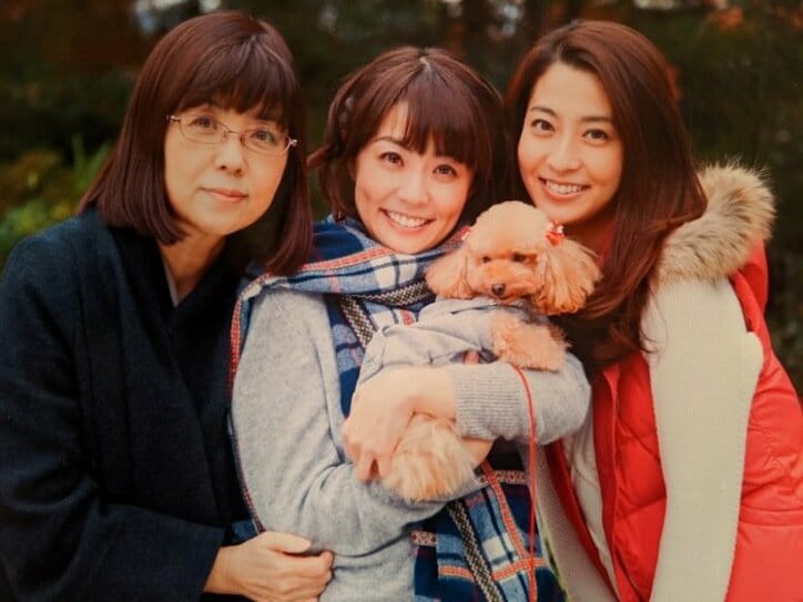 小林麻耶、妹・麻央さんの月命日に3ショット公開「素敵なご家族」「美人姉妹」の声