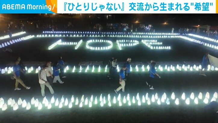 「HOPE」（＝希望）の文字を形取る灯篭の光