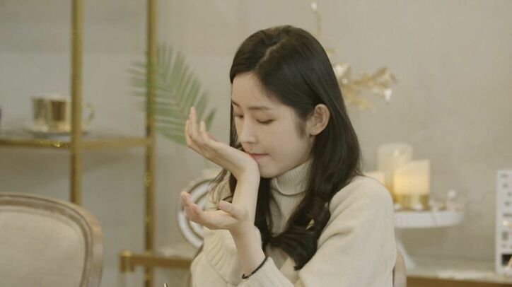 モテ美女が呆然…夕飯で彼女をめぐり2人の男の分かり易すぎるバトルが勃発！