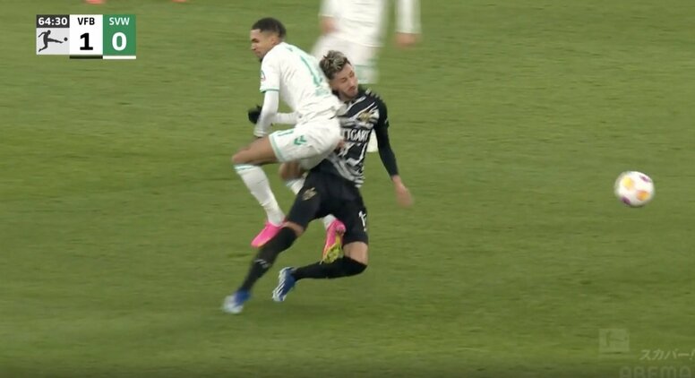 「ヤバい倒れ方」「大丈夫か…」 爆速タックルに体が”くの字”に曲がって崩れ落ちた瞬間　腰に交通事故レベルの衝突→ピッチに倒れ込む超危険シーン