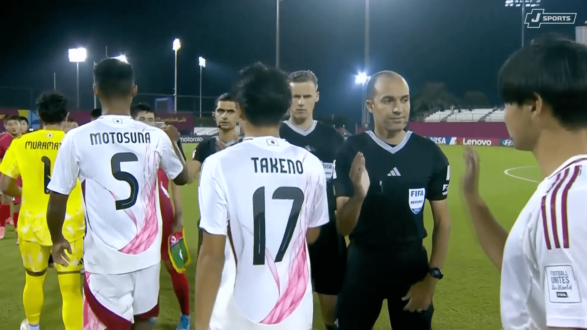 日本の選手たちは審判団とハイタッチをかわしたが…