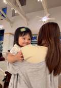 川崎希、笑顔の次女を抱っこする“親子ショット”を披露