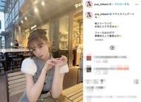 三上悠亜、母との“カフェデート”コーデ披露し「彼女だったら最高「美しい笑顔」と反響