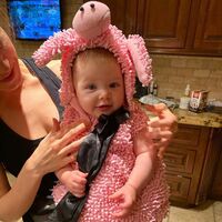 「なんてかわいいの…」ミラ・ジョヴォヴィッチ、娘の“子ブタちゃん”コスプレ写真に反響