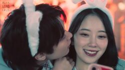 恋愛経験ゼロのイケメン俳優がバックハグキス！不意打ちキスに視聴者も大興奮「大胆すぎてヤバい」『私たち結婚しました 5』4話