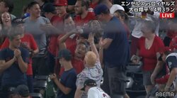 大谷翔平のホームランボールキャッチのファンが歓喜の舞 豪快弾に球場の雰囲気一変、ファンも総立ちに