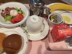  アレク、入院している妻・川崎希の豪華な朝食を公開「のんちゃんの朝ごはん来たー」 