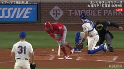 強烈ファウルが審判の顎にクリーンヒット 膝から崩れ落ちてもすぐに復活 球場から大拍手「ナイスファイト」