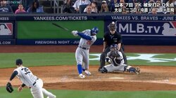 マンガみたいにきれいにスポーン！強烈ファウルを食らった球審、マスクと帽子がきれいに外れる“危ない珍事”にファン騒然＆爆笑