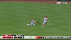 大谷翔平の同僚ネトとウォード、フライを追いかけあわや衝突！ ヒヤリシーン一転、ネトがバスケットキャッチのファインプレーでチーム救う