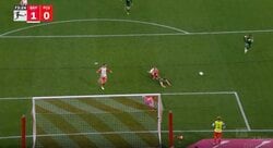 スタジアム騒然…「PKだろ！」「審判どこ見てんだよ」 実況・解説も困惑するレベルの“謎ジャッジ” 物議を醸したノーファウル判定が起きた瞬間