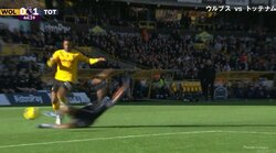 「赤だろ！」速過ぎ＆鋭過ぎる恐怖の殺人スライディング炸裂で選手が吹っ飛ばされた瞬間　特攻兵器ばりの危険プレーもイエローカードでファンから不満の声