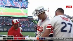 「笑顔が似合う男　大谷翔平」17号HRに掲げられた似顔絵がうますぎ！ その後ベンチで本人がそっくりな姿見せる