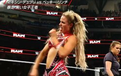 「脱ぐんかい！」元チアの“網タイツ”美人レスラー、気合の所作に「セクシーだ」ファン騒然