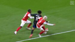 「ファウルかなって」伊東純也、あわやPKの“ギリギリ”神タックル炸裂「ヒヤリとしたな」際どすぎるボール奪取の瞬間