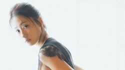 “令和最強のメリハリボディ”澄田綾乃、ギリギリこぼれ落ちそうな衣装姿 『週プレ』登場