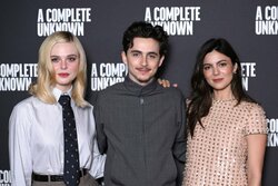 映画『名もなき者／A COMPLETE UNKNOWN』シャラメ・ファニング・バルバロ 若手スター3名が勢揃いした 豪華インタビュー映像解禁