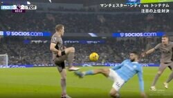 「レッドだろ！」「足ぶっ壊す気かよ」スタジアムに響く断末魔…“殺人タックル”が炸裂した瞬間　物議を醸す世界最高DFグヴァルディオルの超危険プレー