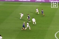 嘘だろ…？ 鎌田大地の“回転神トラップ”にファン騒然「それ収まるの！？」「うますぎて笑うって」「本当に天才」小野伸二も驚愕した瞬間【日本代表】