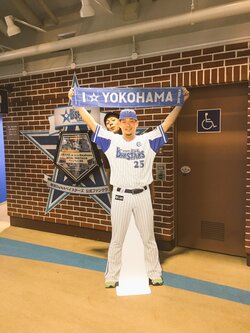 横浜DeNA山崎康晃がチームメイト筒香嘉智のパネルにハグ