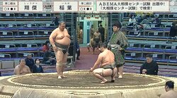 ホントに48歳…？ “24歳差”対決で衝撃の極め出し！ “現役最年長”を感じさせない躍動感に黄色い歓声も