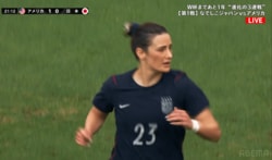 なでしこ得点シーンで異変！“髪の毛”に気を取られアメリカ世界屈指SBがプレー放棄？レジェンドOBも「いじってる」とツッコミ